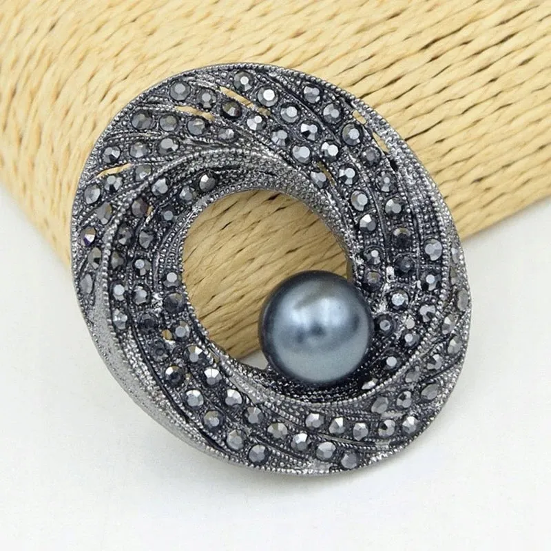 Baroque brooch with pearl