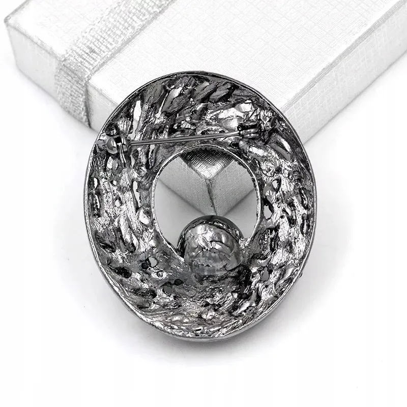 Baroque brooch with pearl