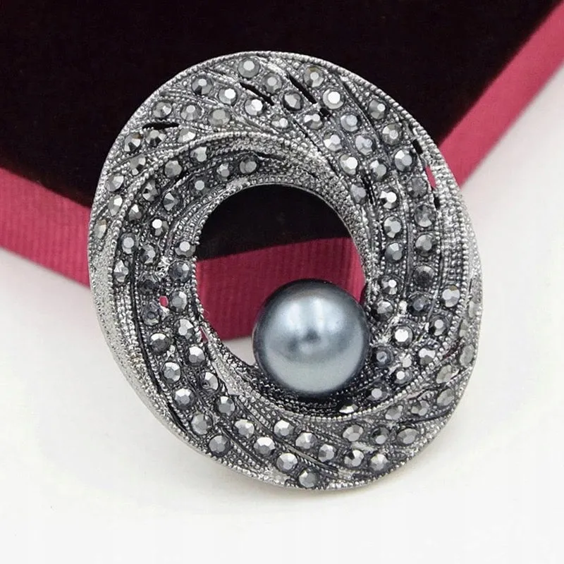 Baroque brooch with pearl