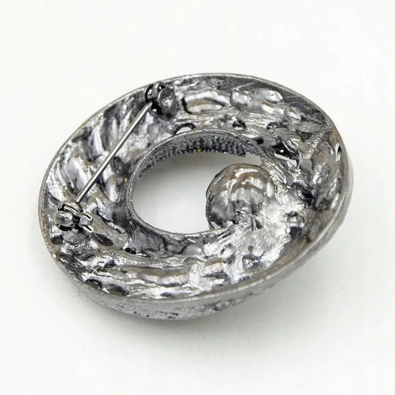 Baroque brooch with pearl