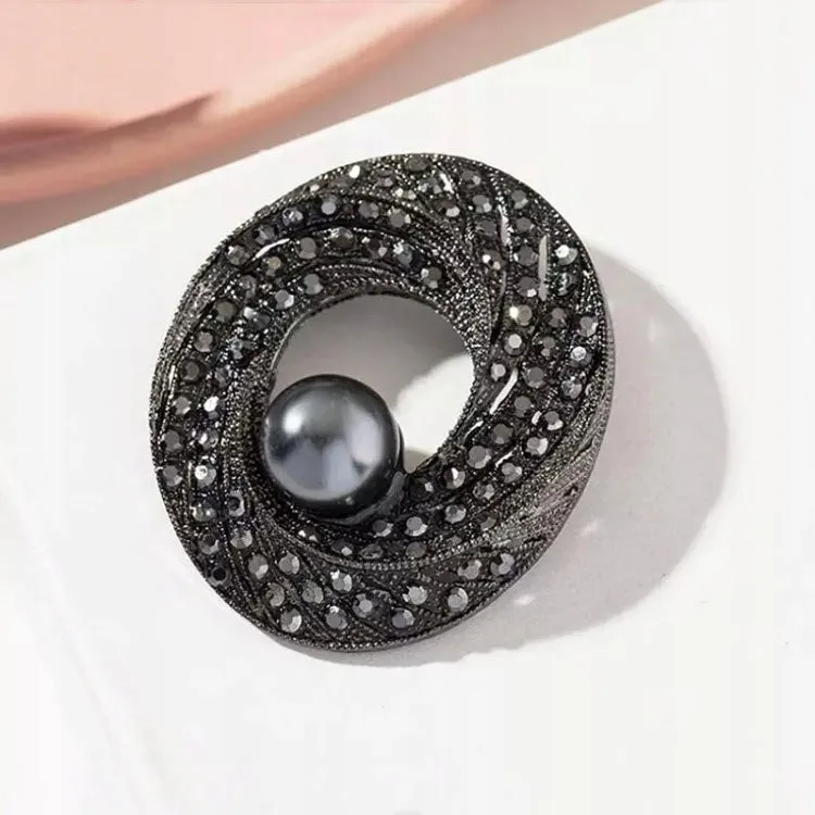 Baroque brooch with pearl